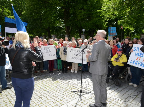 Eiki Nestor, Heljo Pikhof, Helmen Kütt, Urmas Kruuse ja Margus Tsahkna kohtusid puuetega inimestega